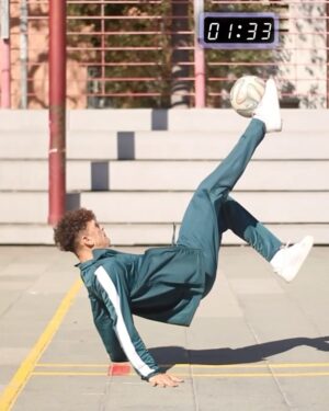 Mohammed El Amine El Khayari Instagram - EL JUEGO DE LAS FIGURAS ‼️
🟢🔺⭐️ ☂️ 
El juego del calamar! 🦑 Espisodio 2... Mohflix.fs 📺 
@anas.freestyle 🤝 #juegodelcalamar #squidgame #netflix #freestyle #skills #barcelona #fslife #free #style