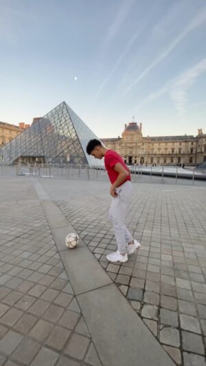 Mohammed El Amine El Khayari Instagram - Freestyle en Paris! 🇫🇷 A alguien le suena este sitio? Pista: Netflix 🤓 🎶: Capital de mis bros!! @bouuza_ @bores_d @nakebx en bucle 🔁🔥 #skills #paris #freestyle