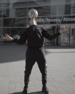 Mohammed El Amine El Khayari Instagram - Dicen... pero NO la verdad 😅 🎶: BZRP SESSION #47 - @el_moraddd @bizarrap 🔥 🎥: @adilghardach ✨ #skills #freestyle #barcelona #ig Barcelona, Spain
