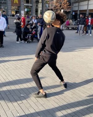 Mohammed El Amine El Khayari Instagram - Un freestyle en BARCELONA 🇪🇸otro en BRUSELAS 🇧🇪 otro en PARIS 🇫🇷 y por último en ANDORRA 🇦🇩 Con cual te quedas? 🤔💨 #skills #barcelona #fslife #bruselas #belgica #paris #francia #andorra