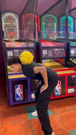 Mohammed El Amine El Khayari Instagram - mi manera de canastar 😅🏀 #skills #recreativo #mohafs #challenge #reto