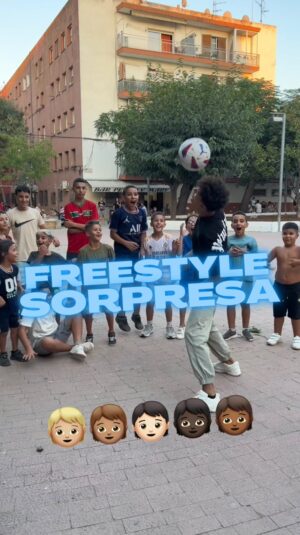 Mohammed El Amine El Khayari Instagram - increíble lo que puede llegar a conectar a las personas un simple balón !!! nunca dejaré este deporte si allah me lo permite ‼️❤️ #mohafs #freestyle #figueres #skills