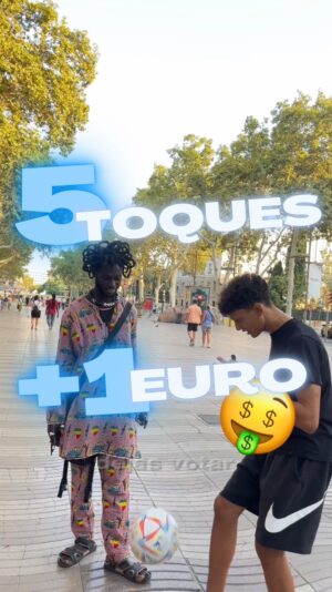 Mohammed El Amine El Khayari Instagram - CADA 5 TOQUES = 1 EURO 🤑💰cuánto te llevarías tú? 🤔 estamos en bancarrota:( #reto #mohafs #rambla #ramblacatalunya #barcelona #maremagnum #freestyle