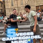 Mohammed El Amine El Khayari Instagram - freestyleando por el centro de Barcelona con @andrewhenderson ‼️ múltiple campeón del mundo de freestyle 😮‍💨⚽️ #skills #mohafs #freestyle #andrewhenderson #barcelona #showtime Barcelona, Spain
