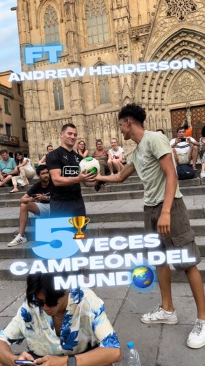 Mohammed El Amine El Khayari Instagram - freestyleando por el centro de Barcelona con @andrewhenderson ‼️ múltiple campeón del mundo de freestyle 😮‍💨⚽️ #skills #mohafs #freestyle #andrewhenderson #barcelona #showtime
