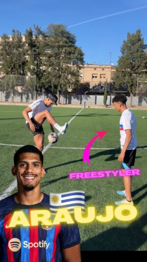 Mohammed El Amine El Khayari Instagram - FREESTYLE CON @ronaldaraujo_4 🇺🇾 DEFENSA DEL BARÇA ❤️💙 @fcbarcelona cuanta nota le ponéis a su freestyle !? llevo tiempo queriendo subir este vídeo haha 🚀⚽️