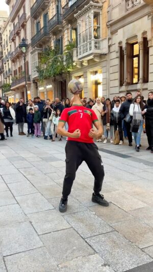 Mohammed El Amine El Khayari Instagram - al ritmo de la música por el centro de Barcelona, flow king kong 🦍 @mhdofficiel #kingkong #mohafs #barcelona #freestyle