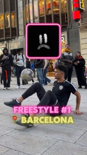Mohammed El Amine El Khayari Instagram - No me gusta llamar la atención pero entre que el balón y la música 😅 modo automático haha 
#bcn #fslife #freestyle #skills