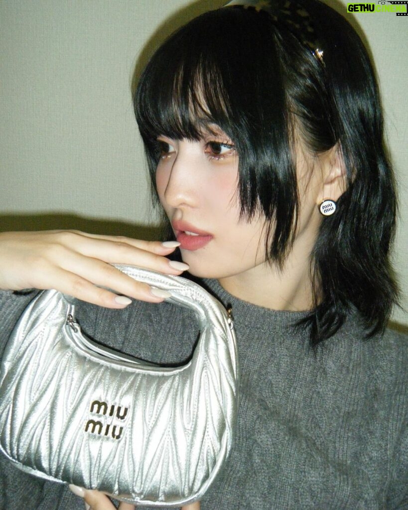 Momo Hirai Instagram - MiuMiuHoliday❤️🎄 #MiuMiu #MiuMiuHoliday #MiuWander #MiuMiuIconBag #PR #JAPAN