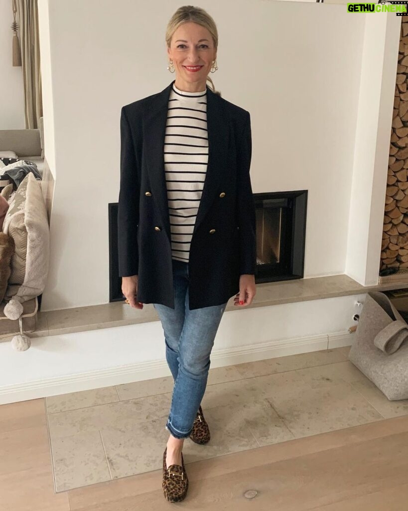 Monika Gruber Instagram - Mal wieder ein Ringelshirt im Einsatz (HUGO) zum Blazer von Blazé Milano, Jeans True Religion, Schuhe von TODS. Gaaanz wichtig: Roter Lippenstift für die gute Laune!🙃 #werbung #unbezahltewerbung #anzeige #monikagruber #hugoboss #truereligion #blazemilano #tods #ootd #ootw Munich, Germany