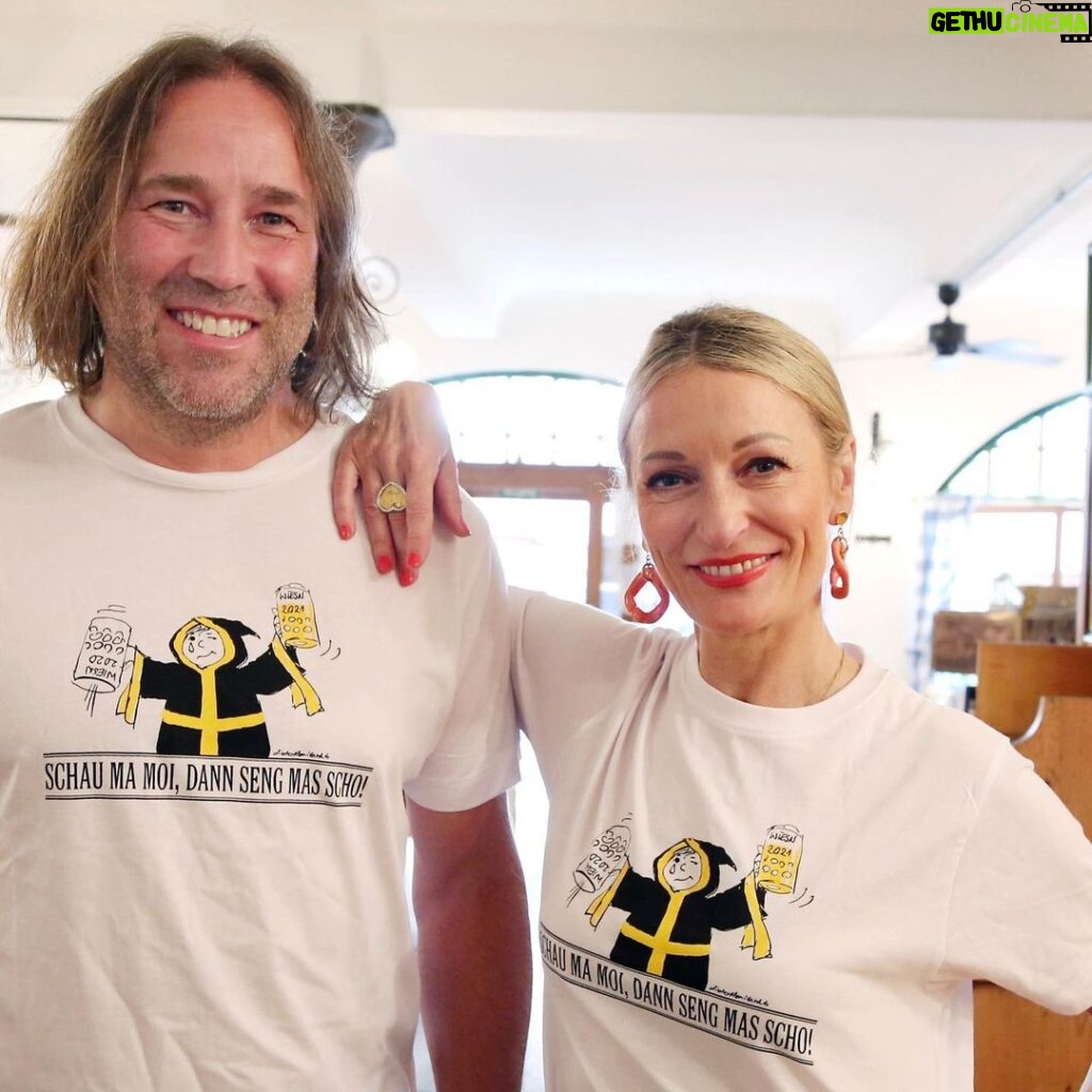 Monika Gruber Instagram - Das 2020 Koa-Wiesn-Shirt für einen guten Zweck! Gezeichnet von Dieter Hanitzsch. Der Reinerlös geht an die Münchner Tafel und an den Verein “Ein Herz für Rentner e.V.” Den Link findet Ihr in meiner Bio! #einherzfuerrentner #werbung #münchnertafel Munich, Germany