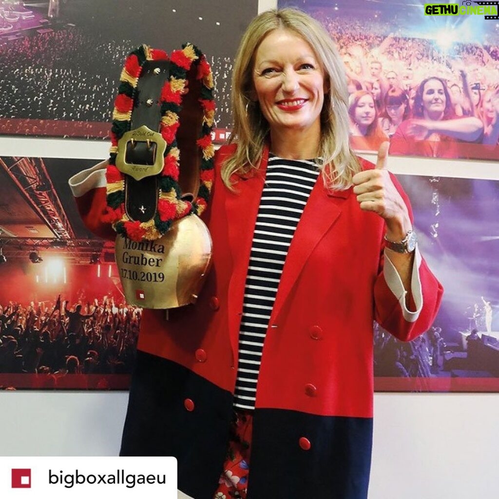 Monika Gruber Instagram - Gestern hab ich die zweite Kuhglockn von der @bigboxallgaeu bekommen. Große Freude bei meinen Nichten! Ich wurde allerdings etwas stutzig, als die Frage nach meiner Milchleistung aufkam!😳🤣 . . . #monikagruber #kabarett #comedy #bigbox #allgäu #kuhglocke #wahnsinn #gruberin bigBOX ALLGÄU
