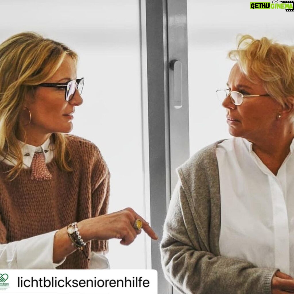 Monika Gruber Instagram - Ich hab irgendwo mal gelesen: "Der Wert einer Gesellschaft mißt sich daran, wie mit den Alten umgegangen wird." Und ehrlich gesagt, da schauts in einem eigentlich reichen Land wie Deutschland ganz schön duster aus, denn alte Menschen haben nun mal - auch politisch unsinnigerweise so gewollt - keine grosse Lobby. Deshalb unterstütze ich seit Jahren den Verein @lichtblickseniorenhilfe, gegründet von der grossartigen Lydia Staltner (auf dem Photo die Zweite von links), die mit ihrem wunderbaren Team so viel für alte, kranke und hilflose Menschen tut. I daad sogn: Bevor Ihr Herrn Amazon noch mehr Geld in den Rachen schmeißt, das er übrigens - auch politisch so gewollt - in Deutschland nicht zu versteuern braucht, haltet doch bitte in der Geschenkeschlacht kurz inne und schaugts, ob Ihr nicht a bissl was für hilfsbedürftige Senioren in Bayern spenden könntet. Und: Auch eine kleine Spende ist eine grosse Geste für diejenigen, die es brauchen! #monikagruber #lichtblickseniorenhilfe #gemeinsamgegenaltersarmut #altersarmut #lichtblickbotschafter #engagement Munich, Germany