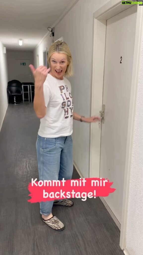 Monika Gruber Instagram - Was ich vor einem Auftritt so mache? Das seht Ihr hier! 😄 #monikagruber #kabarett #ohneworte #comedy #backstage #vlog #behindthescenes #circuskrone #münchen #bayern #gruberin #dayinthelife Circus Krone