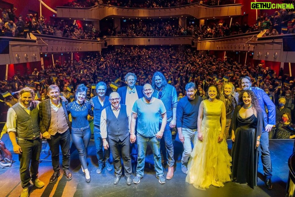 Monika Gruber Instagram - Es war ein wunderbarer Abend! Danke an alle, die da waren! #münchenhuift #ukraine #danke Foto: Jan Saurer @monacoshots Deutsches Theater München