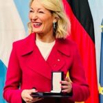 Monika Gruber Instagram - Ich habe heute Morgen von Frau Staatsministerin, Melanie Huml, zusammen mit sechs anderen Preisträgern die Medaille für besondere Verdienste um Bayern in Europa und in der Welt verliehen bekommen. Eine große Ehre! Dafür herzlichen Dank! (Ich hab kurz überlegt, ob man mich mit Monika Hohlmeier verwechselt hat, deshalb schnappte ich mir schnell die Medaille und bin einfach nur gerannt…..)😉 Bilder: Bayerische Staatskanzlei Munich, Germany