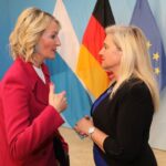 Monika Gruber Instagram - Ich habe heute Morgen von Frau Staatsministerin, Melanie Huml, zusammen mit sechs anderen Preisträgern die Medaille für besondere Verdienste um Bayern in Europa und in der Welt verliehen bekommen. Eine große Ehre! Dafür herzlichen Dank! (Ich hab kurz überlegt, ob man mich mit Monika Hohlmeier verwechselt hat, deshalb schnappte ich mir schnell die Medaille und bin einfach nur gerannt…..)😉 Bilder: Bayerische Staatskanzlei Munich, Germany