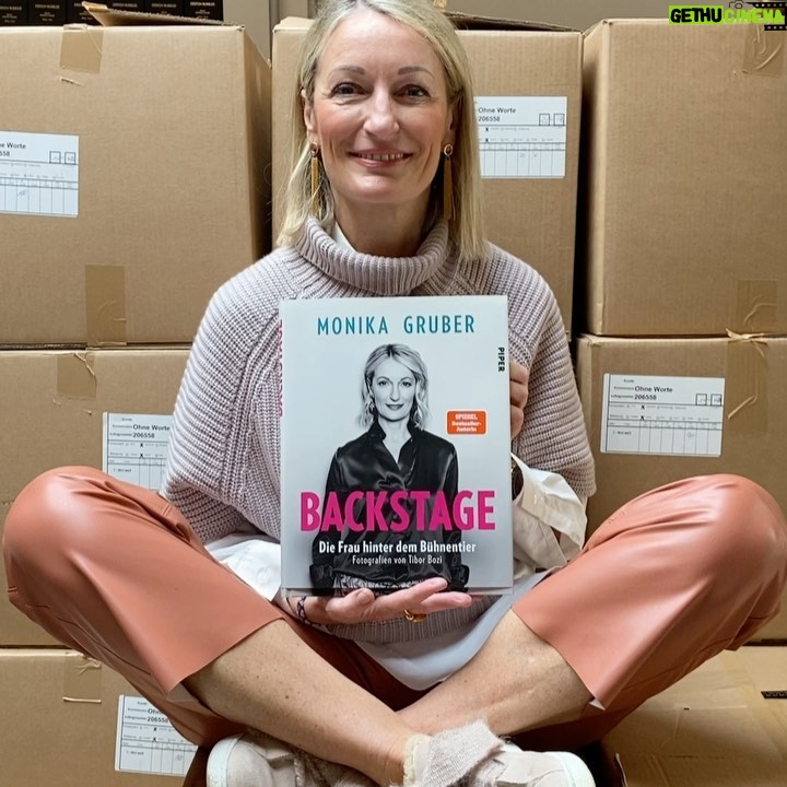 Monika Gruber Instagram - Mein neues Buch „Backstage - Die Frau hinter dem Bühnentier“ ist jetzt erhältlich. Link in Bio! 😜