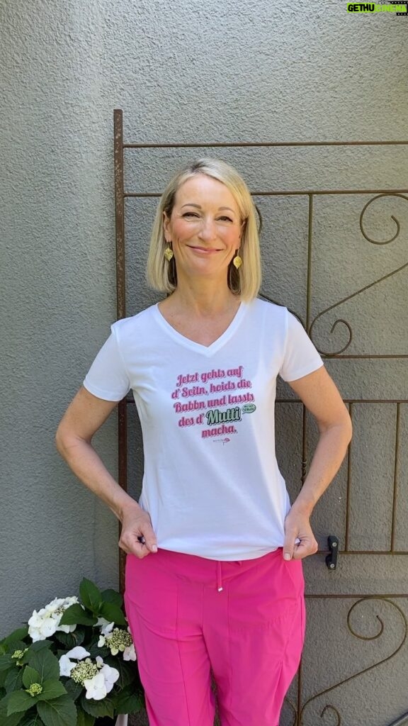 Monika Gruber Instagram - Die neuen Mutti-T-Shirts sind da! ❤ Link in der Bio!