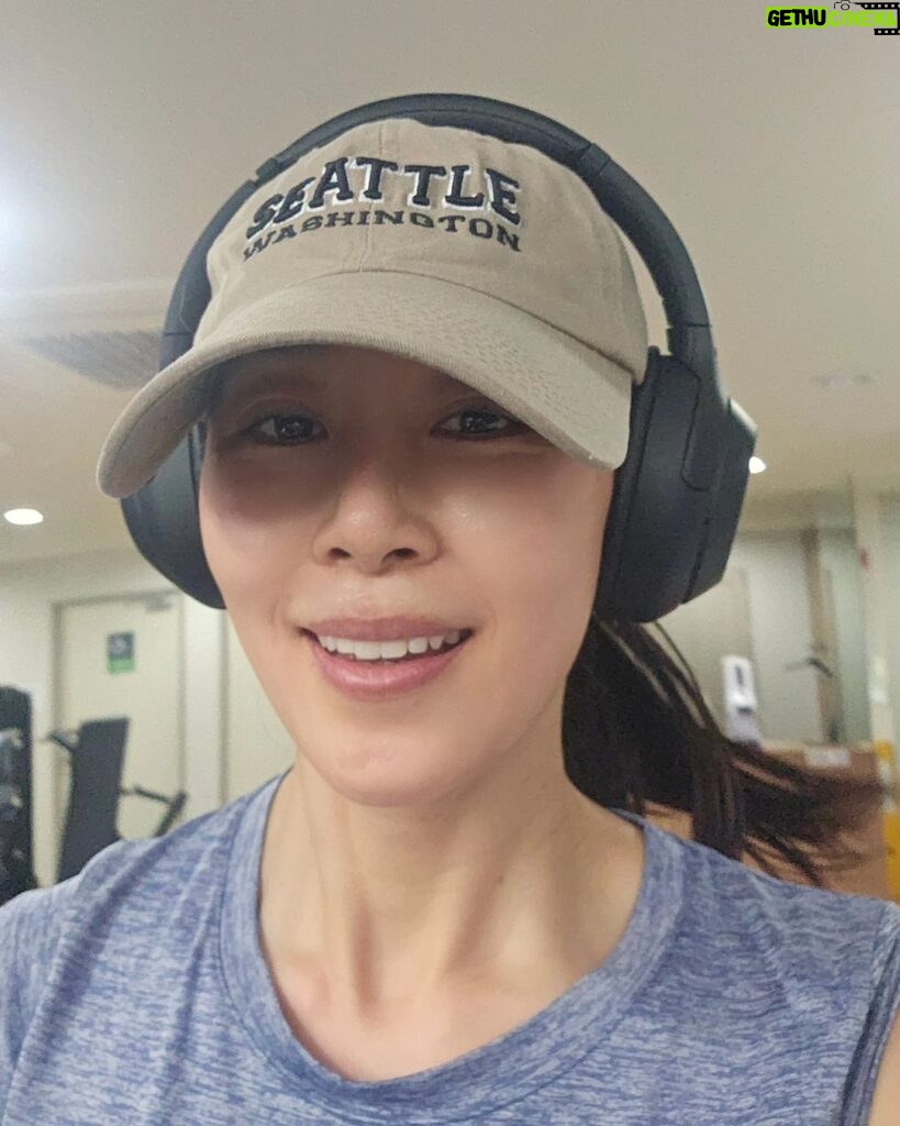 Moon Jeong-hee Instagram - #추운날씨 #gym #running #실내운동 #올해목표 #다시 #달리기 #연습 #천천히 한동안 길게 뛰지 않았는데.. 올해는 다시 시작해봅니다~ 컨디션 봐가며 가볍게 연습! 예전만 못하지만, 마누 건강할때 멋진곳들 달려보려고요! 함께해요~~~~~