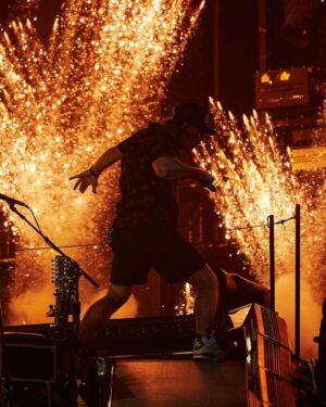 Morgan Wallen Instagram - Phoenix was so hot had me rocking shorts on stage. Thank y’all for the great memories, I had a damn blast 

📷: @davidnlehr & @matthewpaskert