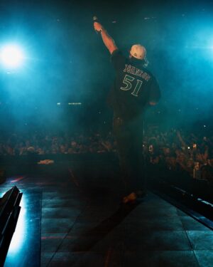 Morgan Wallen Instagram - Phoenix was so hot had me rocking shorts on stage. Thank y’all for the great memories, I had a damn blast 

📷: @davidnlehr & @matthewpaskert