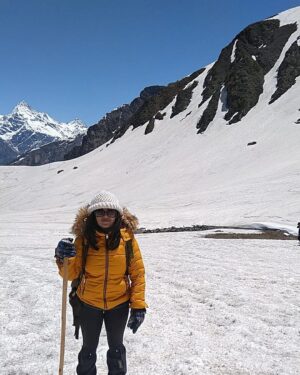 Mridanjli Rawal Instagram - This time, I packed my bag and stayed in mountains for 5 days. Walking for hours and hours was not easy, especially on the snow. But what made this journey beautiful? Friends. New and old. Hand in hand. Sharing water, food, snacks & most important comfort and love. Pushing each other to complete the trek. Cheering up for each other. Taking care when someone is sick. Chatting and chatting for hours. And yes playing UNO and Mafia in the train. Love you 
all!!❤️❤️ Unsaid Rule of trek- No shower for 5 days😂!! @annayagnik @kneo07 @sunaina @priya_chaplot @itsnitikatrivedi @nilovenagar @gaya3_nair @chavan_mansi @sagarika._.badass @trushalee_bait @ishan__shah__