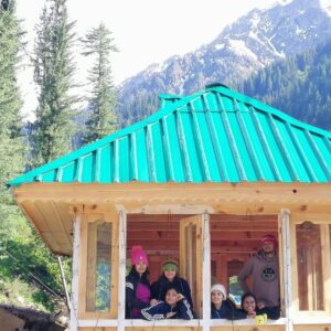 Mridanjli Rawal Instagram - This time, I packed my bag and stayed in mountains for 5 days. Walking for hours and hours was not easy, especially on the snow. But what made this journey beautiful? Friends. New and old. Hand in hand. Sharing water, food, snacks & most important comfort and love. Pushing each other to complete the trek. Cheering up for each other. Taking care when someone is sick. Chatting and chatting for hours. And yes playing UNO and Mafia in the train. Love you 
all!!❤️❤️ Unsaid Rule of trek- No shower for 5 days😂!! @annayagnik @kneo07 @sunaina @priya_chaplot @itsnitikatrivedi @nilovenagar @gaya3_nair @chavan_mansi @sagarika._.badass @trushalee_bait @ishan__shah__