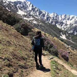 Mridanjli Rawal Instagram - This time, I packed my bag and stayed in mountains for 5 days. Walking for hours and hours was not easy, especially on the snow. But what made this journey beautiful? Friends. New and old. Hand in hand. Sharing water, food, snacks & most important comfort and love. Pushing each other to complete the trek. Cheering up for each other. Taking care when someone is sick. Chatting and chatting for hours. And yes playing UNO and Mafia in the train. Love you 
all!!❤️❤️ Unsaid Rule of trek- No shower for 5 days😂!! @annayagnik @kneo07 @sunaina @priya_chaplot @itsnitikatrivedi @nilovenagar @gaya3_nair @chavan_mansi @sagarika._.badass @trushalee_bait @ishan__shah__