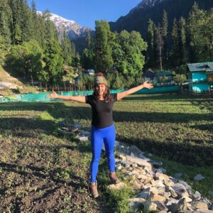 Mridanjli Rawal Instagram - This time, I packed my bag and stayed in mountains for 5 days. Walking for hours and hours was not easy, especially on the snow. But what made this journey beautiful? Friends. New and old. Hand in hand. Sharing water, food, snacks & most important comfort and love. Pushing each other to complete the trek. Cheering up for each other. Taking care when someone is sick. Chatting and chatting for hours. And yes playing UNO and Mafia in the train. Love you 
all!!❤️❤️ Unsaid Rule of trek- No shower for 5 days😂!! @annayagnik @kneo07 @sunaina @priya_chaplot @itsnitikatrivedi @nilovenagar @gaya3_nair @chavan_mansi @sagarika._.badass @trushalee_bait @ishan__shah__