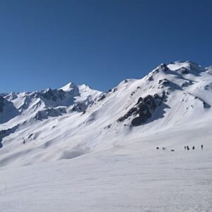 Mridanjli Rawal Instagram - This time, I packed my bag and stayed in mountains for 5 days. Walking for hours and hours was not easy, especially on the snow. But what made this journey beautiful? Friends. New and old. Hand in hand. Sharing water, food, snacks & most important comfort and love. Pushing each other to complete the trek. Cheering up for each other. Taking care when someone is sick. Chatting and chatting for hours. And yes playing UNO and Mafia in the train. Love you 
all!!❤️❤️ Unsaid Rule of trek- No shower for 5 days😂!! @annayagnik @kneo07 @sunaina @priya_chaplot @itsnitikatrivedi @nilovenagar @gaya3_nair @chavan_mansi @sagarika._.badass @trushalee_bait @ishan__shah__