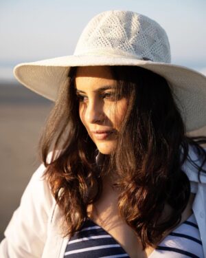 Mridanjli Rawal Instagram - Ni le bien qu'on m'a fait,
Ni le mal, tout ça m'est bien égal	
Non, rien de rien	
Non, je ne regrette rien	No
C'est payé, balayé, oublié	
Je m'en fou de passé……💕💕
:
Clicked by : @picx.medias 
:
#instagood #frenchsong #music #live #love #lifelessons #home #fashion #lifecoach #lifestyle #healingmusic #styleandtrends #goa #morjimbeach #destinyschild