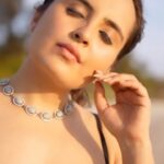 Mridanjli Rawal Instagram – Beauty? What is it?
Necklace: @forevernew_official 
Butterfly earrings: @caratlane 

Shot by @picx.medias 
:
:
#motivationmonday #beauty #standards #beautyeditorial #mondaymorning #black #jewellery #love #influencer #music #beach #happiness #dance #reelsvideo #confidence #musical #lifestyle #caratlane #caratlanejewellery #forevernewstyle