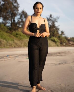 Mridanjli Rawal Instagram - All Black for Beach 🖤#throwback 🖤 
:
📸 @picx.medias 

#instastyle #fashionmodel #mondaystyle #blackdress #howtowear #howtowearblack #beachvibes #beachclothes #goa #goavibes #goals #fashionstyle #photooftheday #mridanjli #mridanjlirawal #blackforbeach #allaboutfashion #fashioninfluencer #fashionista
