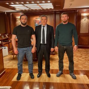 Mukhamed Berkhamov Instagram - Очень рад был личной встрече. Ещё раз благодарю за оказанное внимание и подарок. Аллыхьым куэду къыфхилъхьэж! @kanokov_arsen
