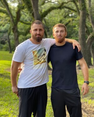 Mukhamed Berkhamov Instagram - Передают со слов Абу Хурайры (да будет доволен им Аллах), что Пророк ﷺ сказал:

سَبْعَةٌ يُظِلُّهُمُ اللهُ في ظِلِّهِ يَوْمَ لاَ ظِلَّ إلاَّ ظِلُّهُ: ...ذوَرَجُلاَنِ تَحَابّا في اللهِ اجْتَمَعَا عَلَيهِ وتَفَرَّقَا عَلَيهِ

«Семерых укроет Аллах в тени Своей в тот День, когда не будет иной тени, кроме тени Его…» и причислил к ним «тех двоих, которые любят друг друга ради Аллаха, встречаясь и расставаясь только ради Него». (Муслим)
