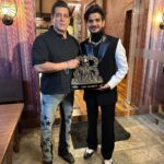 Munawar Faruqui Instagram - Bohot Bohot Shukriya Janta❤️ Aapke pyaar aur support ke liye Aakhir kar Trophy Dongri aa hi gayi 🏆❤️ Special thanks to Bade Bhai @beingsalmankhan Sir for all your guidance ❤️ Saari #munawarkijanta aur #munawarkewarrior ka dil se shukriya ❤️ #Karliya 🏆 #munawarfaruqui #biggboss17 #salmankhan #dongritohearts #trophytohdongrihiayegi