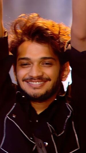 Munawar Faruqui Instagram - Bigg Boss 17 - Journey Video Part 2 ❤️

Taaliyon se jab tak bhar na dunga stadium kasam khuda ki mai marne wala nahi hoon ❤️🙏 Karlenge🏆

Trophy toh Dongri hi aaegi ❤️Go cast your vote on the @officialjiocinema app voting lines are open till Sunday (28th January) - 12 PM

@beingsalmankhan @colorstv @officialjiocinema @endemolshineind 

Stylist: @khanzebaanis22 @zebascloset__ 
Outfit Designer: @terzeebyzeeshanazamali 
Outfit Designer: @dimple_m_soni @mayur_fabric_art 

#munawarfaruqui #biggboss #biggboss17 #munawarkijanta #munawarkewarrior #dongritohearts #trophytohdongrihiayegi
