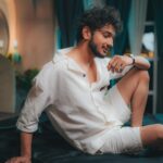 Munawar Faruqui Instagram - Maathe pe dekh, naseeb hai buland kitne Pairon mai dekh, Maine tode hai ghamand kitne. #munawarfaruqui #munawarkijanta #munawarwarriors