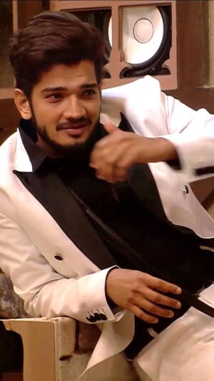 Munawar Faruqui Instagram - Hosh udane sabke aayo aayo aaayo choro
Nachane sabko dekh laayo laayo
They like the energy 🔥❤️

Concept & Styling: @khanzebaanis22 @zebascloset__ 
Outfit: @chandreshnathanidesigns 

#munawarfaruqui #bigboss