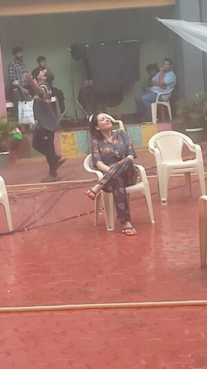Munmun Dutta Instagram - Hamare director sahab , Harshad Bhai, ki zubaani 😛
.
.
.
#candid #munmundutta #shootdiaries #tmkoc #inbetweenshots #behindthescenes #rainyday