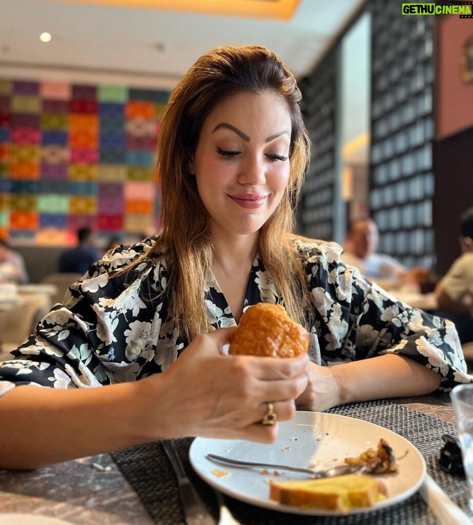 Munmun Dutta Instagram - Give me a good croissant 🥐 and I am a super happy girl ✌🏻❤️😍 . . . #munmundutta #coffeeandcroissants #croissantlover #postoftheday #foodstagram