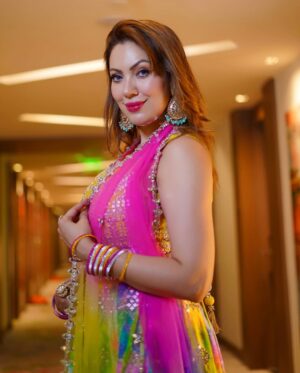 Munmun Dutta Instagram - Ahmedabad yesterday ✨ 

Outfit @asopalav 
Accessories @rubans.in 
Styled by @stylingbyvictor @sohail__mughal___ 
Managed by @afreenriaz 

.
#munmundutta #navratri #navratrispecial #eventready #festivefashion
