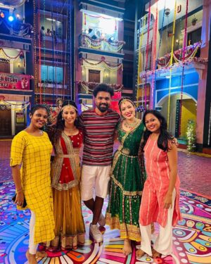 Munmun Dutta Instagram - We were anxious about everything but had fun shooting  this.  The last few days have been extremely tiring at work but feels good to have a nice end result. 
It was also cool to have a new dance partner @sunayanaf and I love the fact that we synced so well. 
Hope everyone enjoyed it too ✌🏻 💕 

.
.
#munmundutta #tmkoc #performance #nightshoots #picturesoftheday #ganeshchaturthi