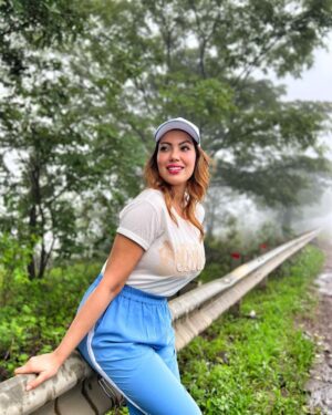 Munmun Dutta Instagram - A work trip to Nashik ended up in a walk in the rain and nature 😍 
.
📷 @afreenriaz.  By Afffffiiiiiii 😘😘😘
.
#rainyday #munmundutta #travelandwork #walkinnature #travel #roadtrip #nashik #workandtravel #picturesoftheday