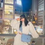 Murase Sae Instagram - #dailylook よるしぶ🌃😎 ぽかぽか(: 好評で嬉しいセットアップです♪ 重め前髪ひさびさー！ バッグは梅田ESTで先行発売中ね🩵🪽 ハートのコインケースをどうしても作りたかった(: BLACK/WHITE/BLUE Bag▶︎1/26 @andgeebee_official