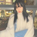 Murase Sae Instagram - #dailylook よるしぶ🌃😎 ぽかぽか(: 好評で嬉しいセットアップです♪ 重め前髪ひさびさー！ バッグは梅田ESTで先行発売中ね🩵🪽 ハートのコインケースをどうしても作りたかった(: BLACK/WHITE/BLUE Bag▶︎1/26 @andgeebee_official