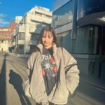 Murase Sae Instagram - #dailylook 人気のキルティングダウンに新色のグレーが仲間入り🩶 完売だったネイビーも追加生産いたしました👏!!! @andgeebee_official もうすっかりダウンが必須だね！ ゆうひ〜🌇✨