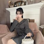 Murase Sae Instagram - #dailylook ANDGEEBEE人気のジャケット風ワンピ 新作が登場します🫶🏻🤍 カラー展開はチャコールと、 今回は春に向けて久々ﾐﾝﾄ入れてみたよ🌿👒 公開から反響いただいてたバニティーポーチバッグも 今週から発売開始です^_^ ラベンダー初めて作ってみた！かわいい🪻🐇 👗▶︎2/16 👜▶︎2/16 #ANDGEEBEE