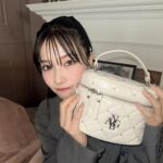 Murase Sae Instagram - #dailylook ANDGEEBEE人気のジャケット風ワンピ 新作が登場します🫶🏻🤍 カラー展開はチャコールと、 今回は春に向けて久々ﾐﾝﾄ入れてみたよ🌿👒 公開から反響いただいてたバニティーポーチバッグも 今週から発売開始です^_^ ラベンダー初めて作ってみた！かわいい🪻🐇 👗▶︎2/16 👜▶︎2/16 #ANDGEEBEE